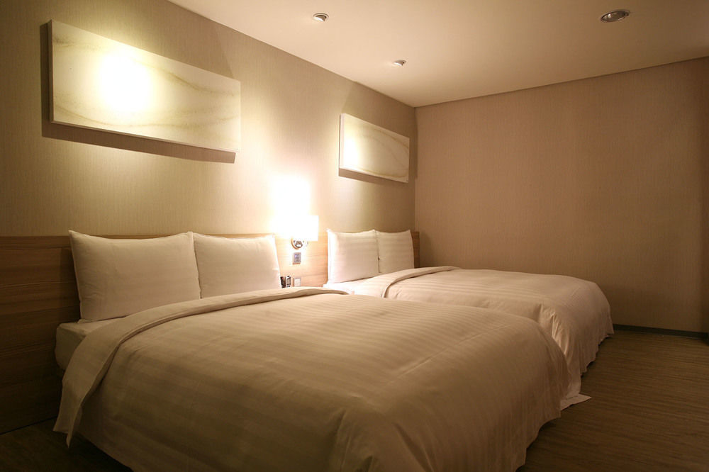 Smile 73 Hotel Taichung Buitenkant foto